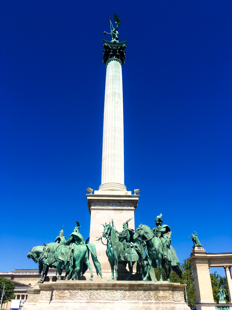 budapest heros square