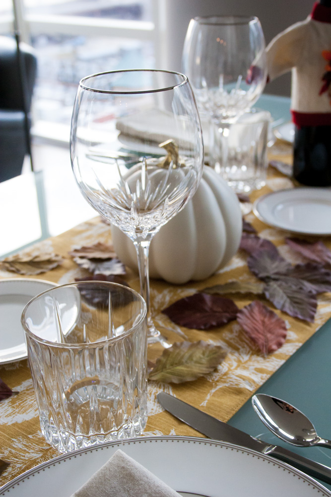 how to set a table, glassware