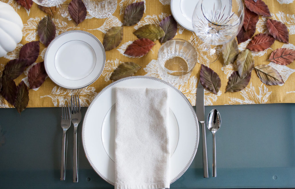 how to set a table, dinner plate