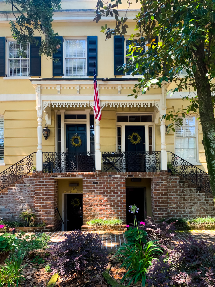 exterior of a home in Jones Street for savannah travel guide