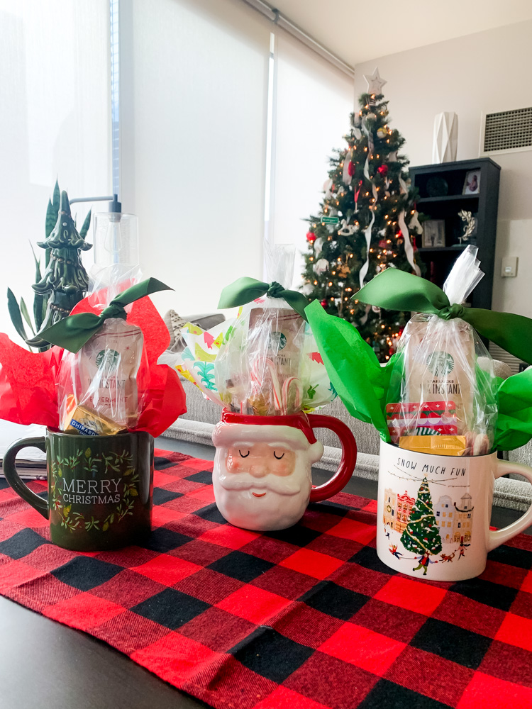 Christmas mugs with candies for Hostess Gifts for Holiday Parties