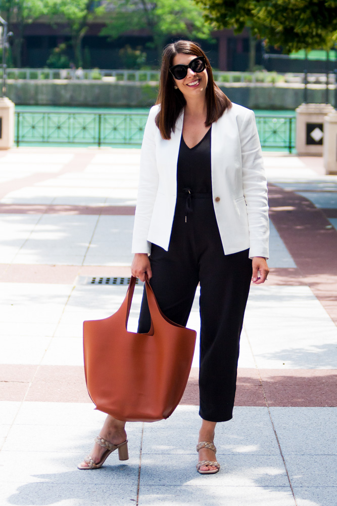 woman carrying tote as part of her fall work wardrobe